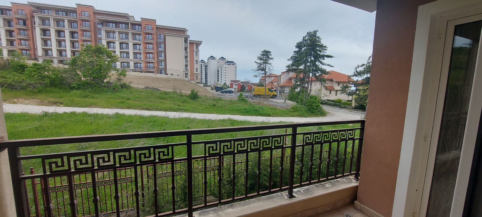Mieszkanie z jedną sypialnią z widokiem na morze w Świętym Własie – komfort, spokój i doskonała lokalizacja
