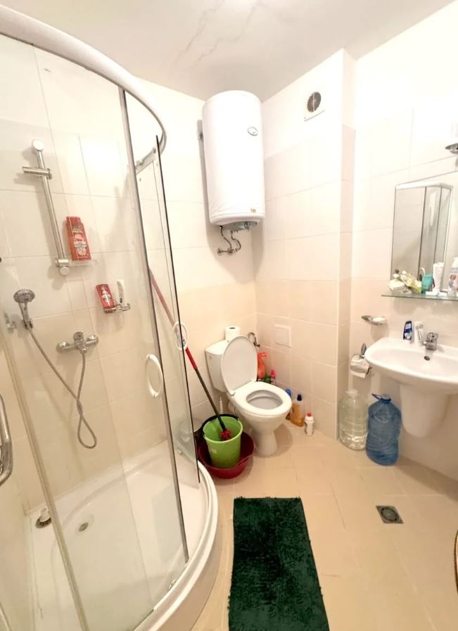 Apartament z dwiema sypialniami na pierwszej linii brzegowej w Rawdzie – panoramiczny widok na morze i prestiżowa lokalizacja