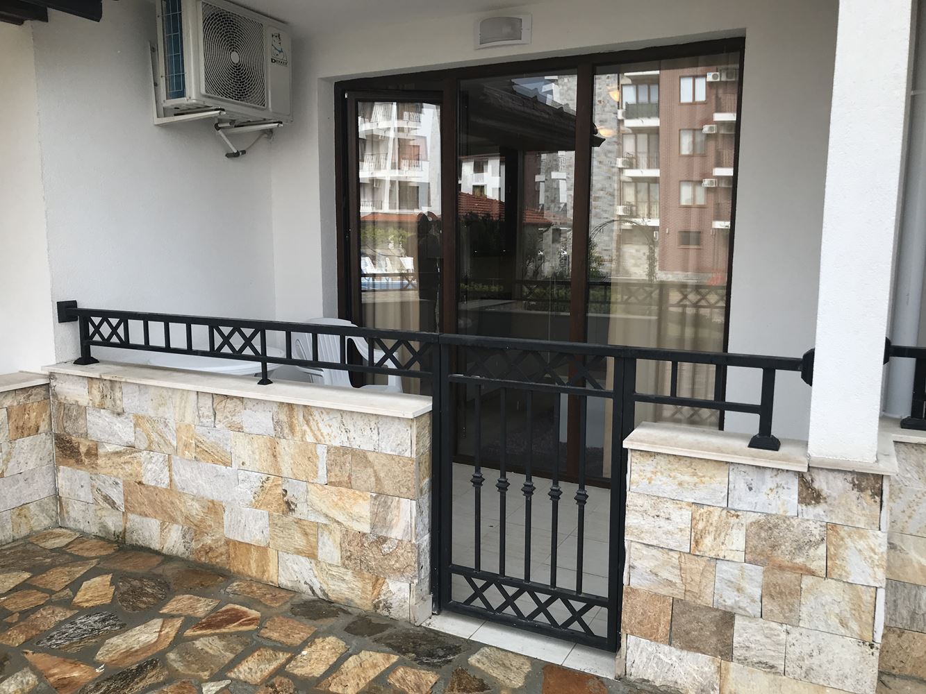 Komfortowy apartament z jedną sypialnią z bezpośrednim wyjściem do basenu w Nesebyrze – wyjątkowo wygodna oferta
