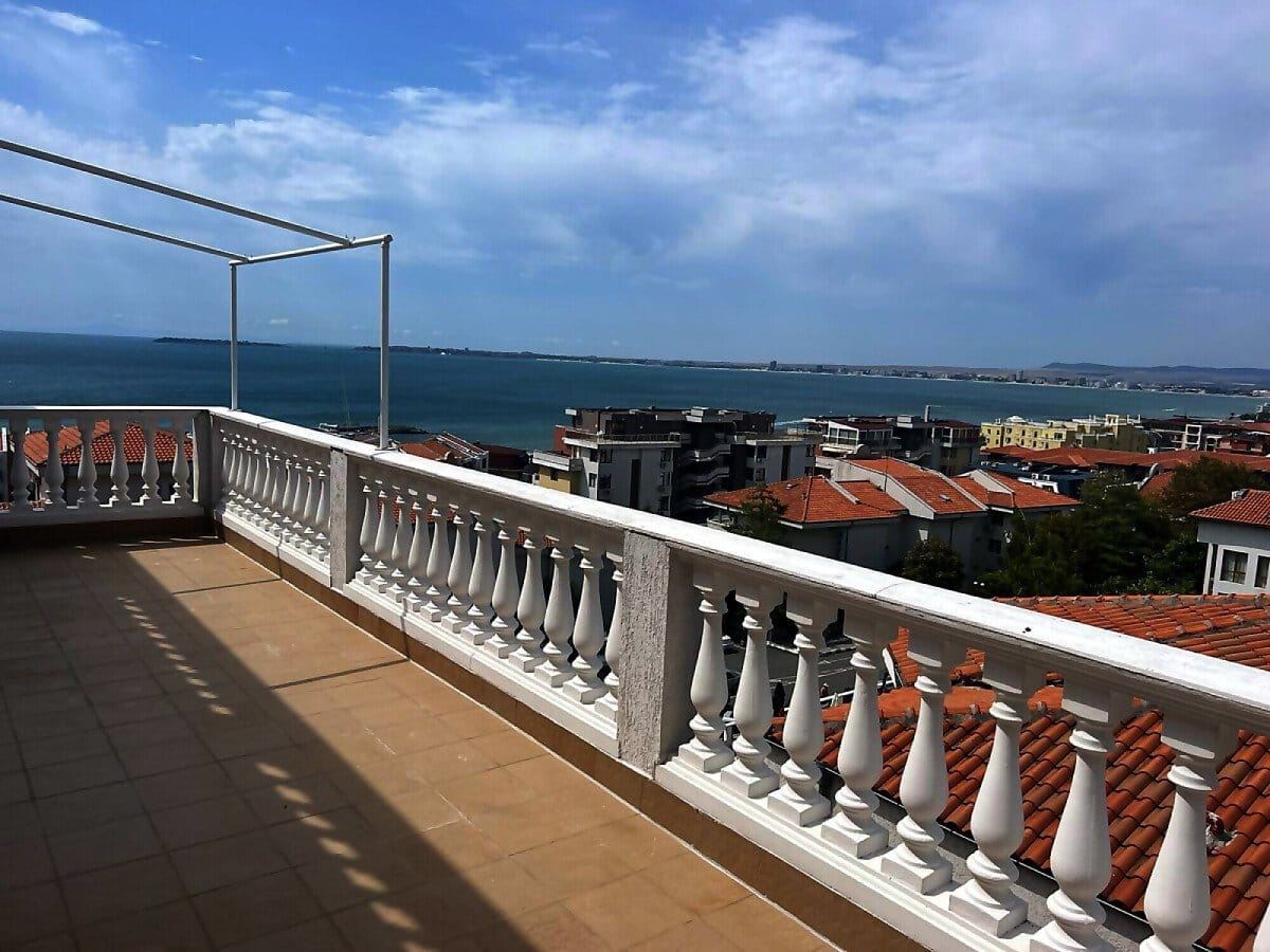 Przestronne mieszkanie czteropokojowe z wyjątkowym panoramicznym widokiem na całą zatokę w Sveti Vlas