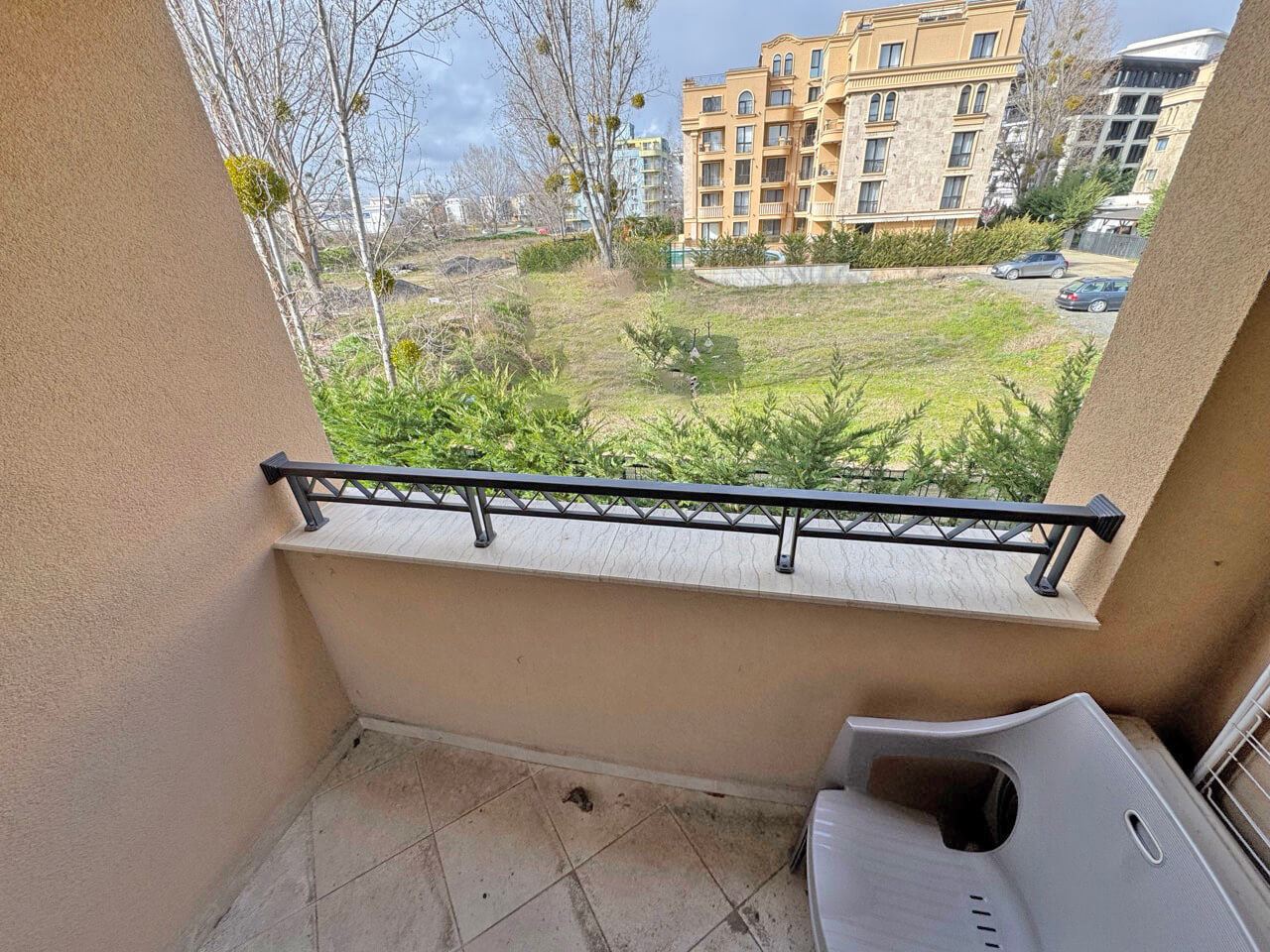 Jasne studio w luksusowym kompleksie – wspaniały komfort przy basenie