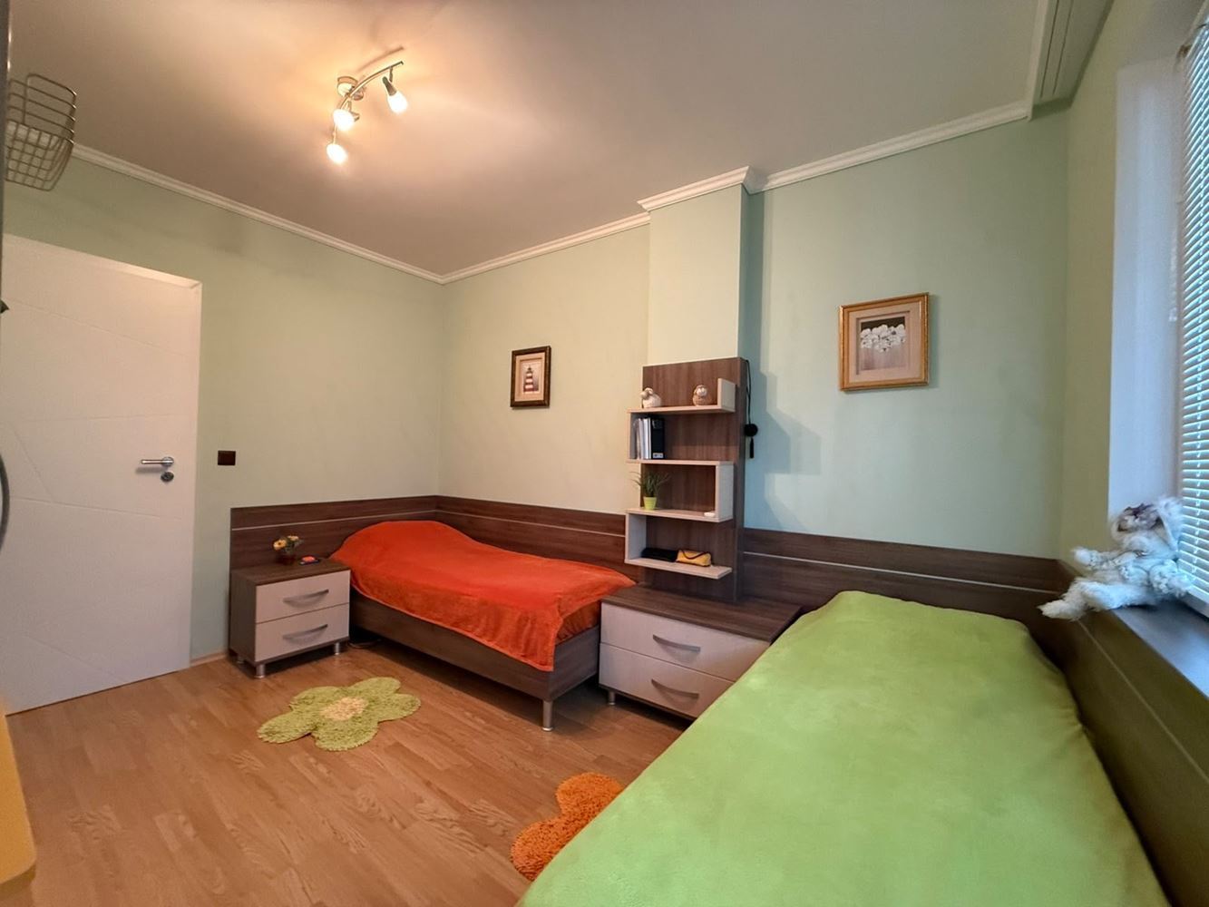 Duże mieszkanie z dwiema sypialniami naprzeciwko Sanatorium w Pomorie – trzy tarasy, garderoba i dwie łazienki