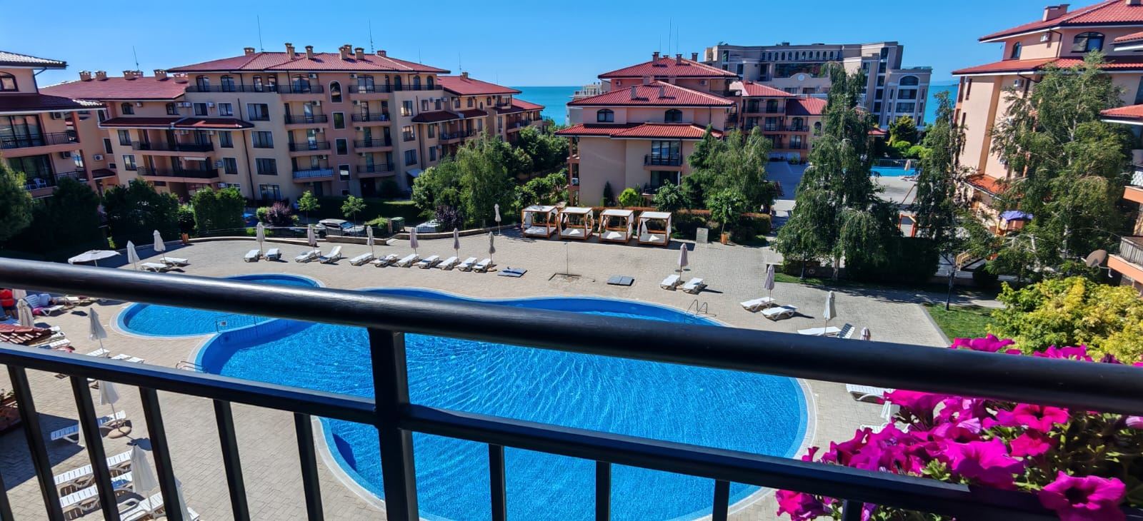 Apartament z dwiema sypialniami, widokiem na baseny i częściowym widokiem na morze, 200 metrów od plaży w Sveti Vlas