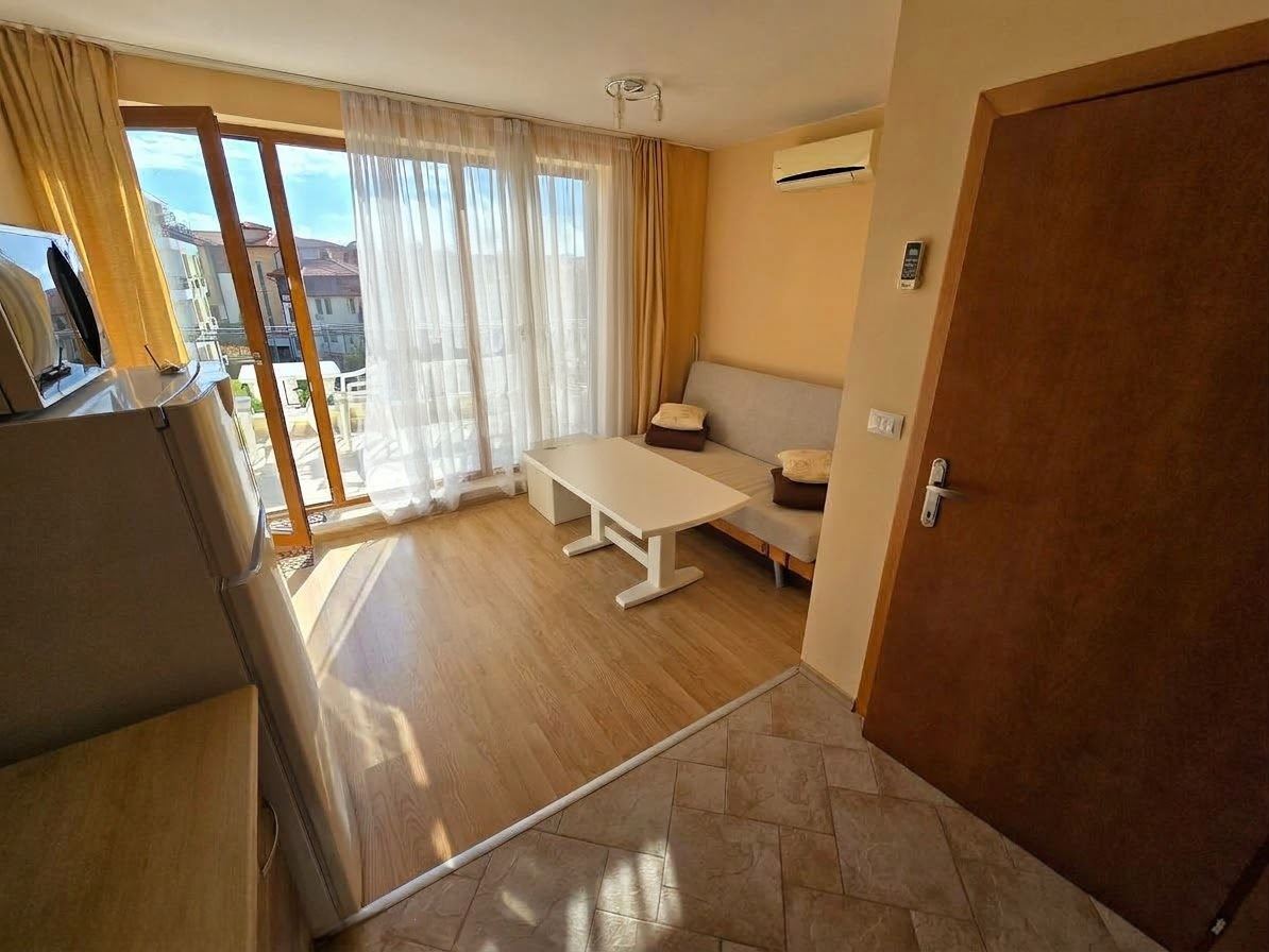 Panoramiczny widok na morze w pierwszej linii brzegowej – umeblowane mieszkanie z jedną sypialnią w Świętym Własie