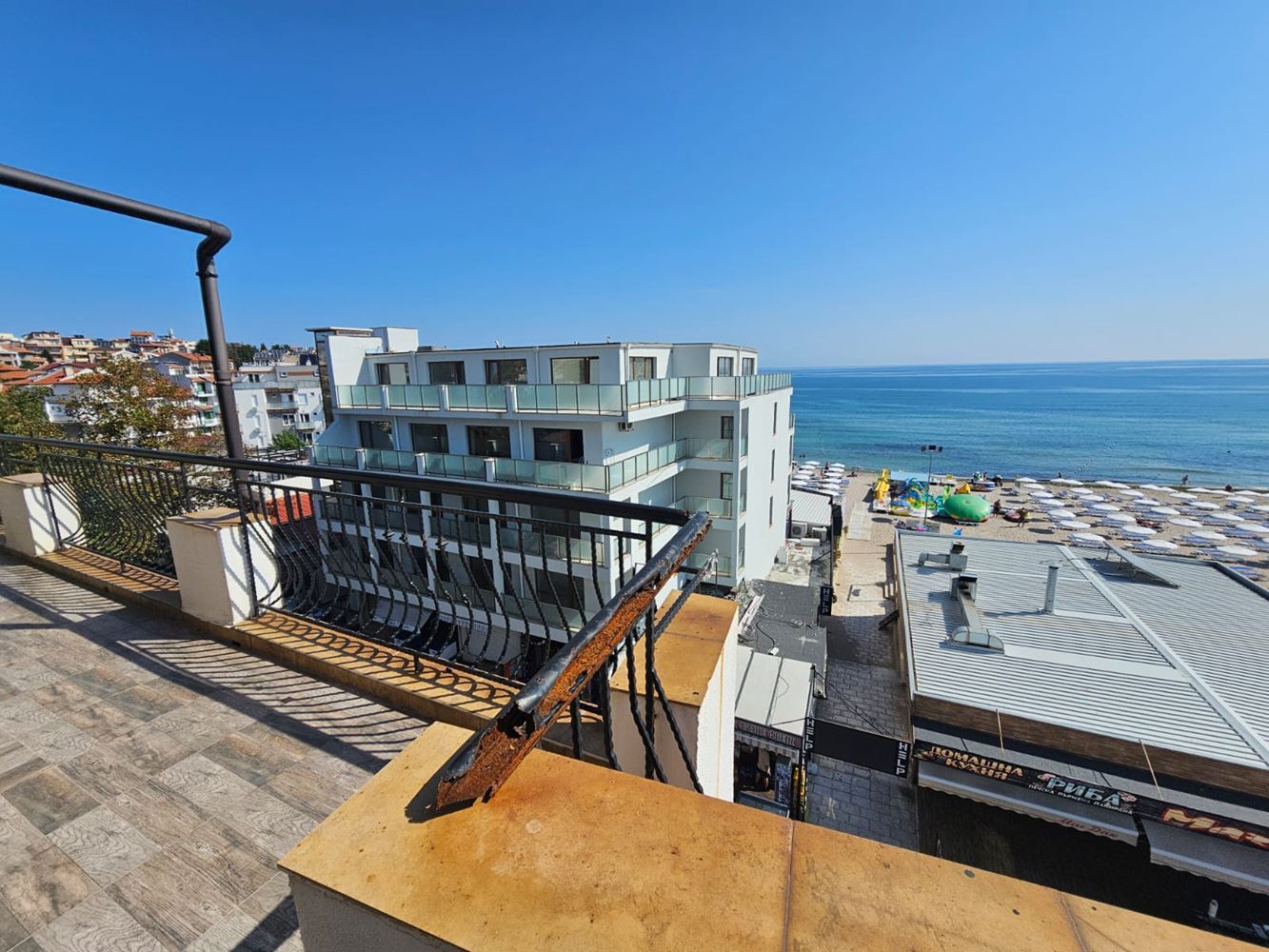 Przestronny apartament z trzema sypialniami na pierwszej linii morza w Sozopolu z wyjątkowym panoramicznym tarasem