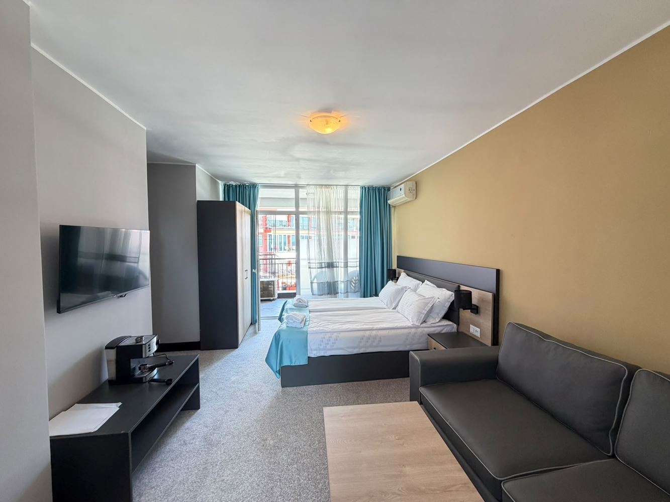 Luksusowy apartament w pierwszej linii morza w Słonecznym Brzegu z frontalnym widokiem na morze