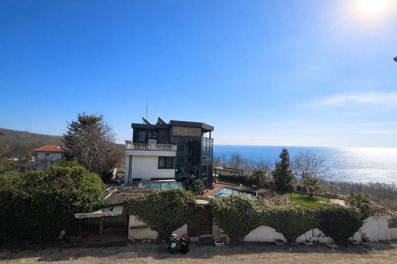 Apartament trzypokojowy z widokiem na morze i prywatną plażą w prestiżowym kompleksie w Czernomorcu