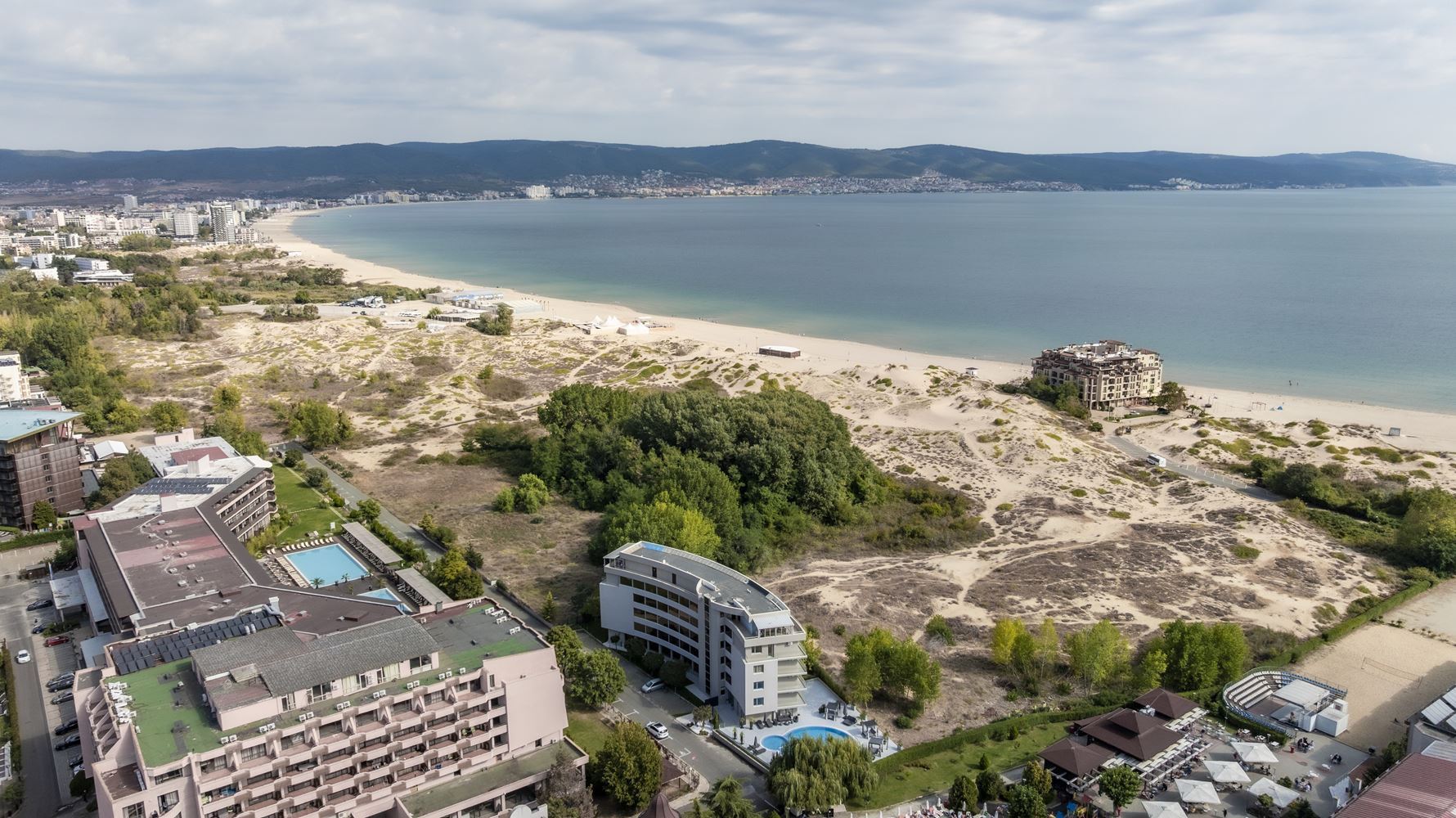Pierwsza linia brzegowa w Słonecznym Brzegu – przestronny apartament z jedną sypialnią z widokiem na morze, góry i miasto