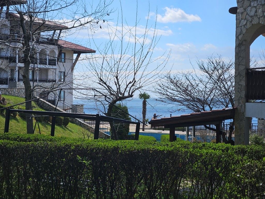 Luksus na pierwszej linii – stylowe mieszkanie z werandą, prywatnym ogrodem i widokiem na morze w Świętym Własie