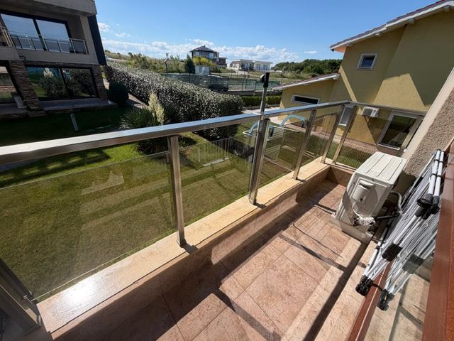 Przestronny apartament z 2 sypialniami w pierwszej linii brzegowej z frontalnym panoramicznym widokiem na morze