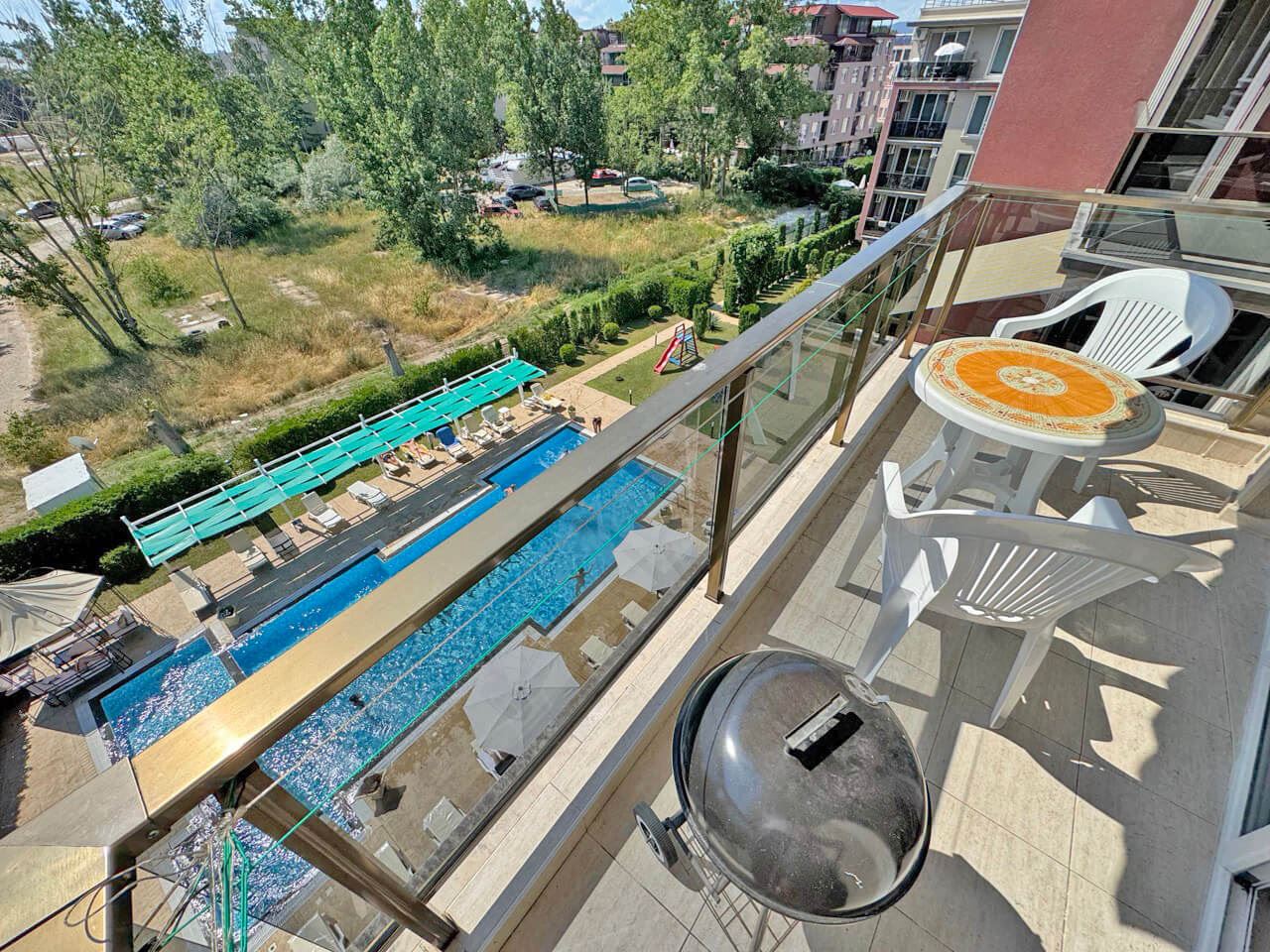 Apartament z dwiema sypialniami z widokiem na basen w nowoczesnym kompleksie w Słonecznym Brzegu