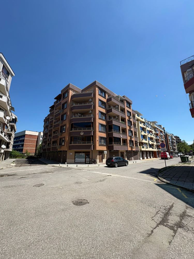 Przestronny apartament z dwiema sypialniami i częściowym widokiem na morze – doskonała lokalizacja blisko centrum i plaży