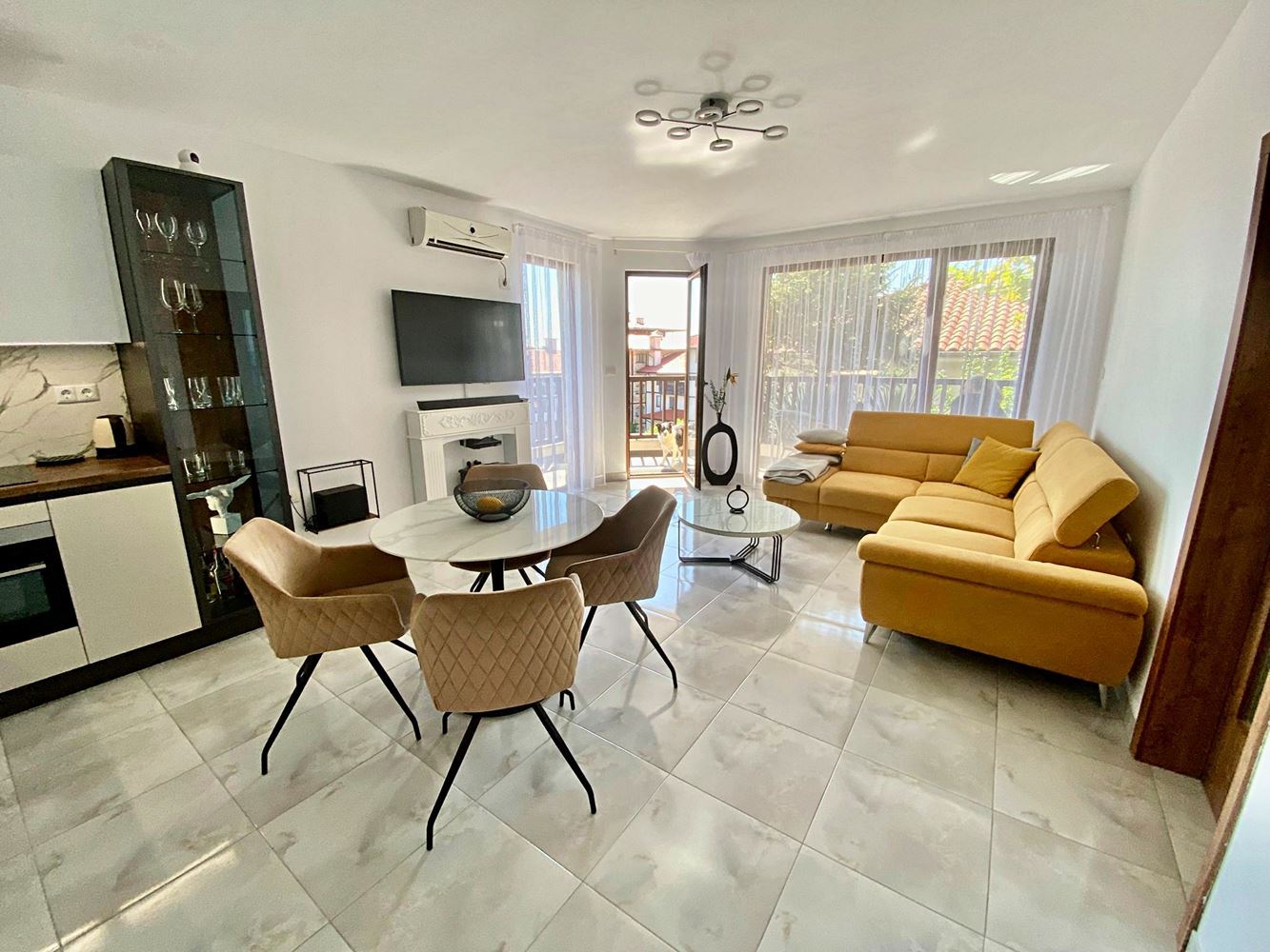 Luksusowy apartament z dwiema sypialniami na pierwszej linii brzegowej w strefie VIP w Sweti Własie