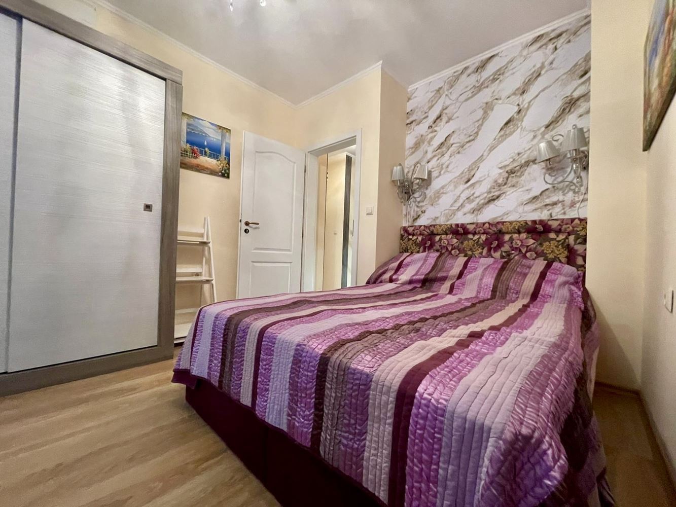 Luksusowy maisonette z ogrodem w elitarnym kompleksie – komfort i relaks blisko morza