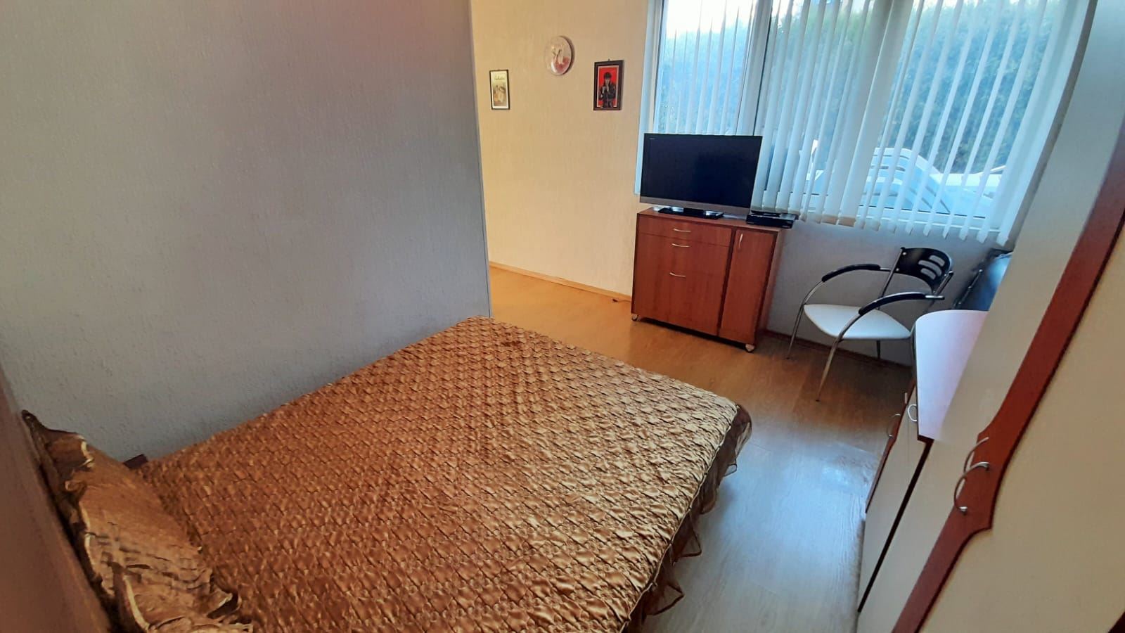 Przestronna kawalerka z zabudowanym tarasem i dodatkowym pomieszczeniem – spokojna lokalizacja 500 m od plaży