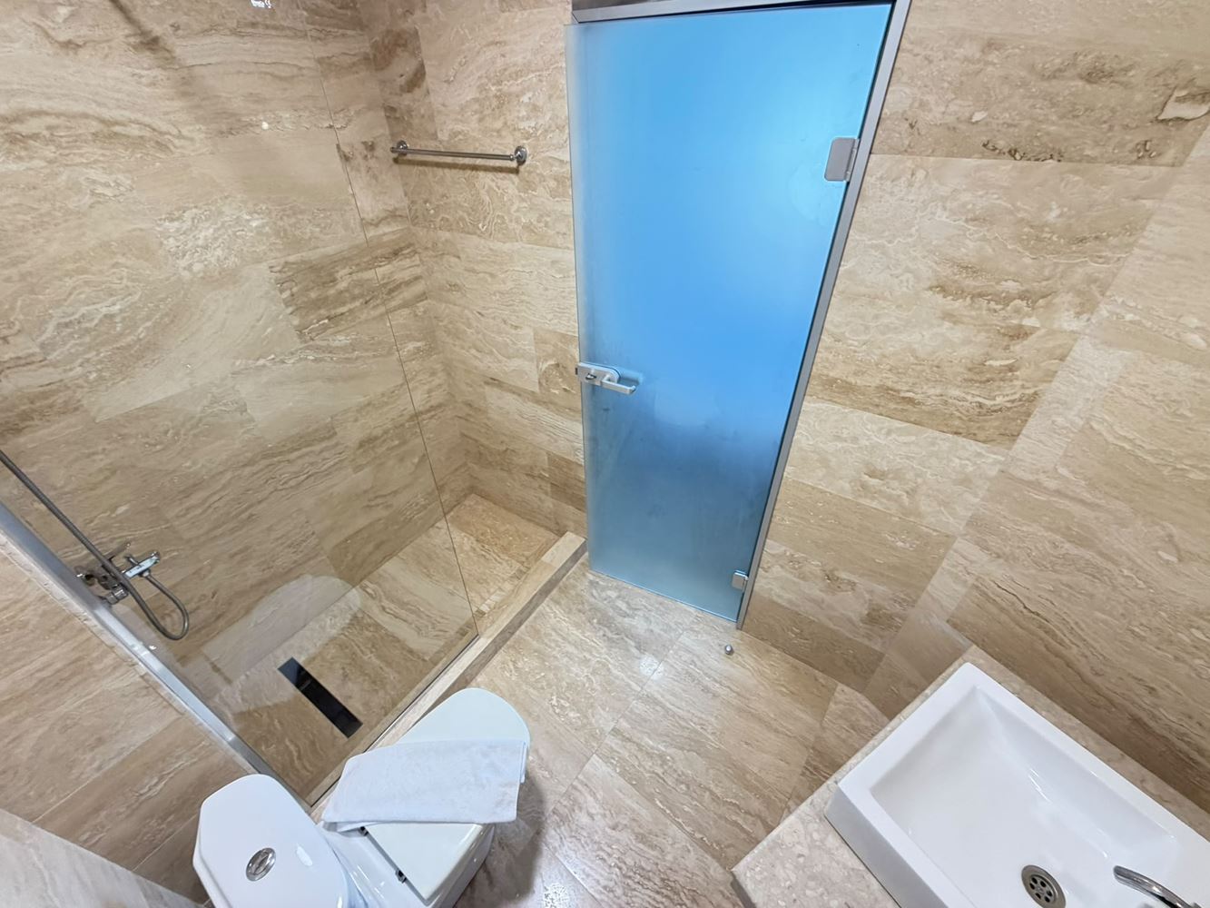 Luksusowy apartament w pierwszej linii morza w Słonecznym Brzegu z frontalnym widokiem na morze