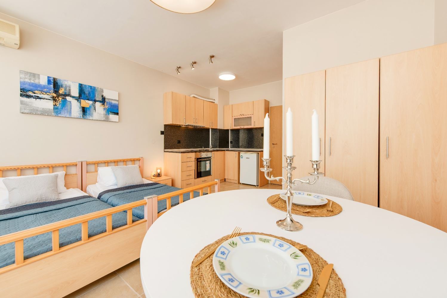 Słoneczne i przestronne studio z widokiem na morze w Rawdzie – 100 m od plaży, w zadbanym kompleksie z basenem i zielenią