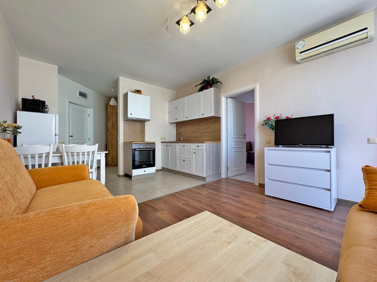 Apartament z jedną sypialnią i widokiem na basen – przytulność, zieleń i komfort na terenie zamkniętego kompleksu