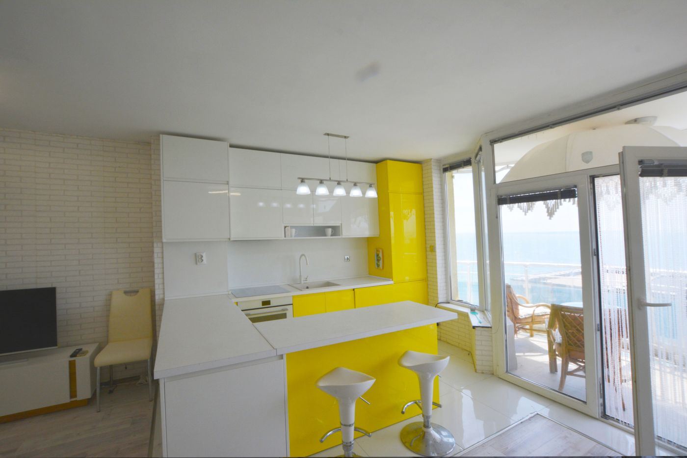 Luksusowy apartament trzypokojowy z widokiem na morze na pierwszej linii w Rawdzie – 114 m², dwa tarasy i pełen komfort