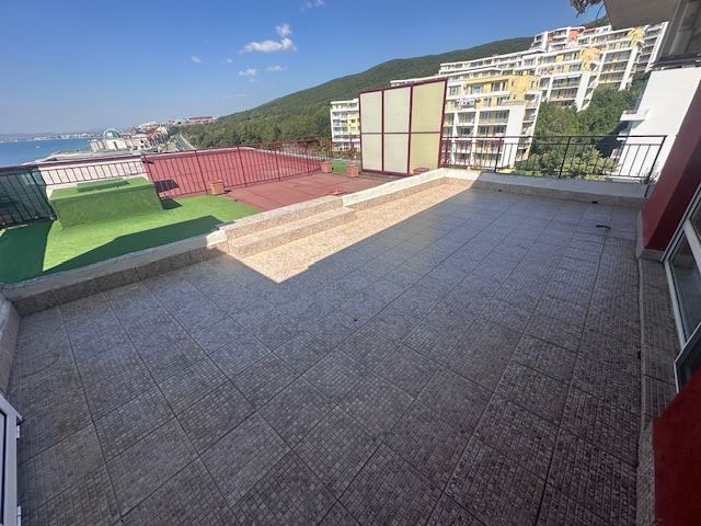 Penthouse z panoramicznym widokiem na morze i prywatnym dostępem do plaży w Sveti Vlas