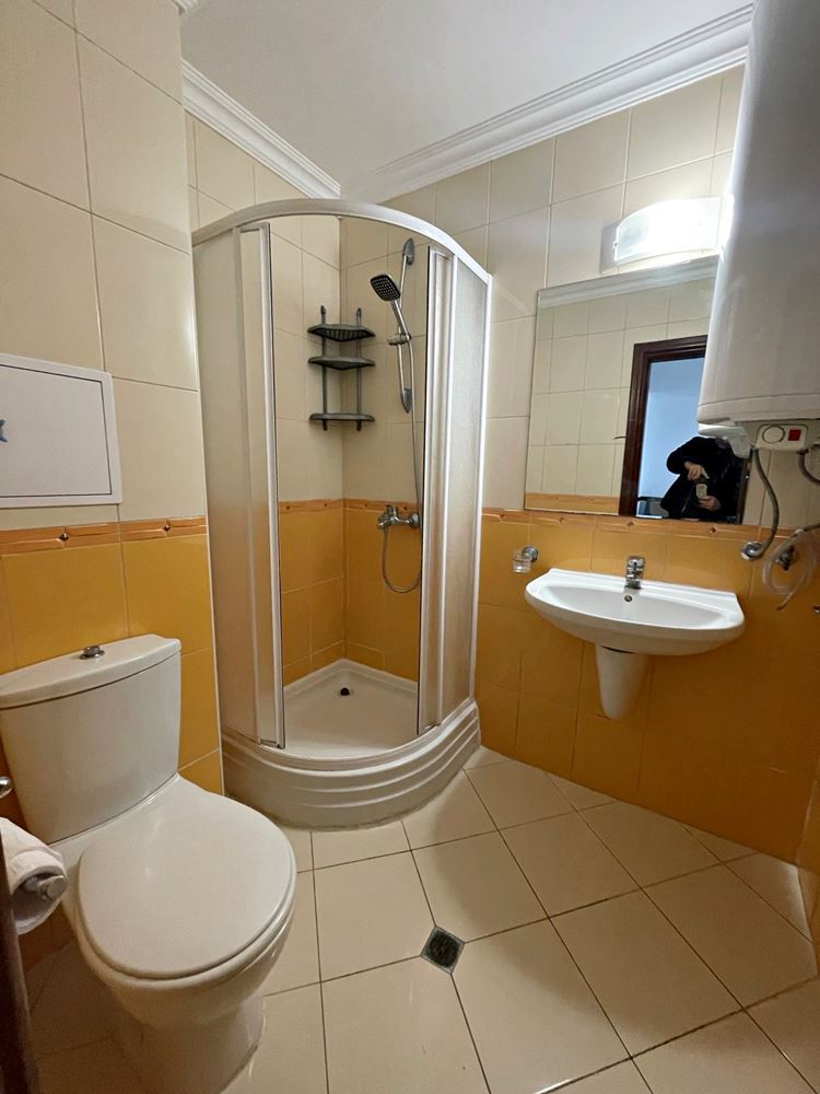 Luksus i spokój w pierwszej linii brzegowej w Świętym Własie – przestronny apartament z jedną sypialnią i widokiem na basen