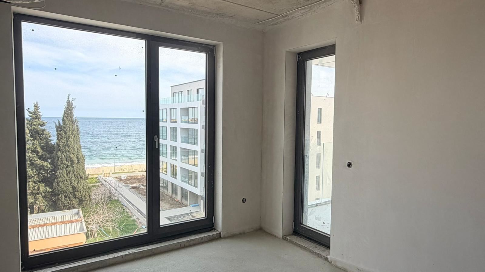 Mieszkanie z jedną sypialnią z bezpośrednim panoramicznym widokiem na morze w Rawdzie – najwyższy komfort i spektakularne widoki z każdego pokoju