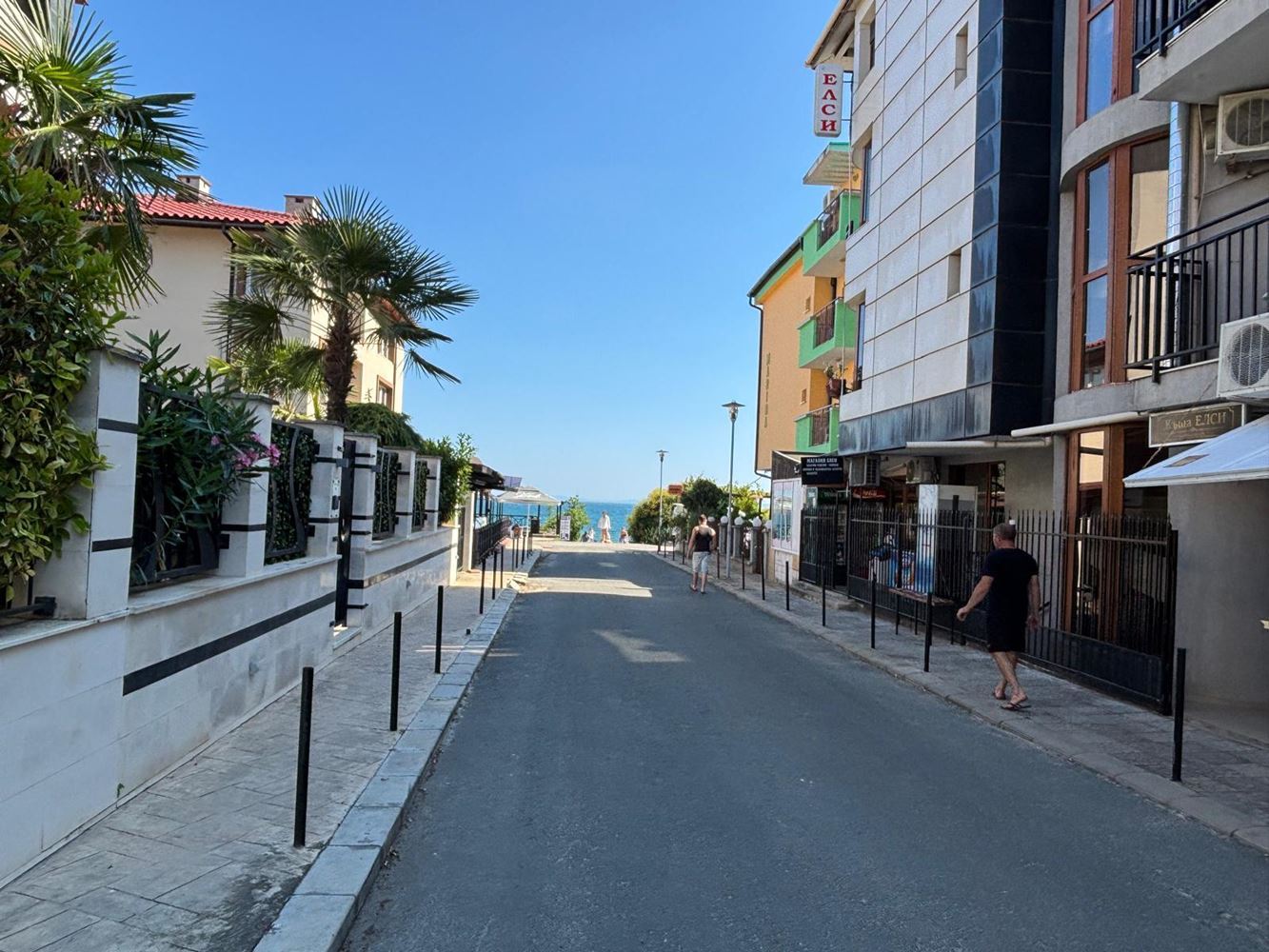 Przestronny apartament z trzema sypialniami i panoramicznym widokiem na morze, tylko 50 metrów od plaży – niska opłata za utrzymanie!