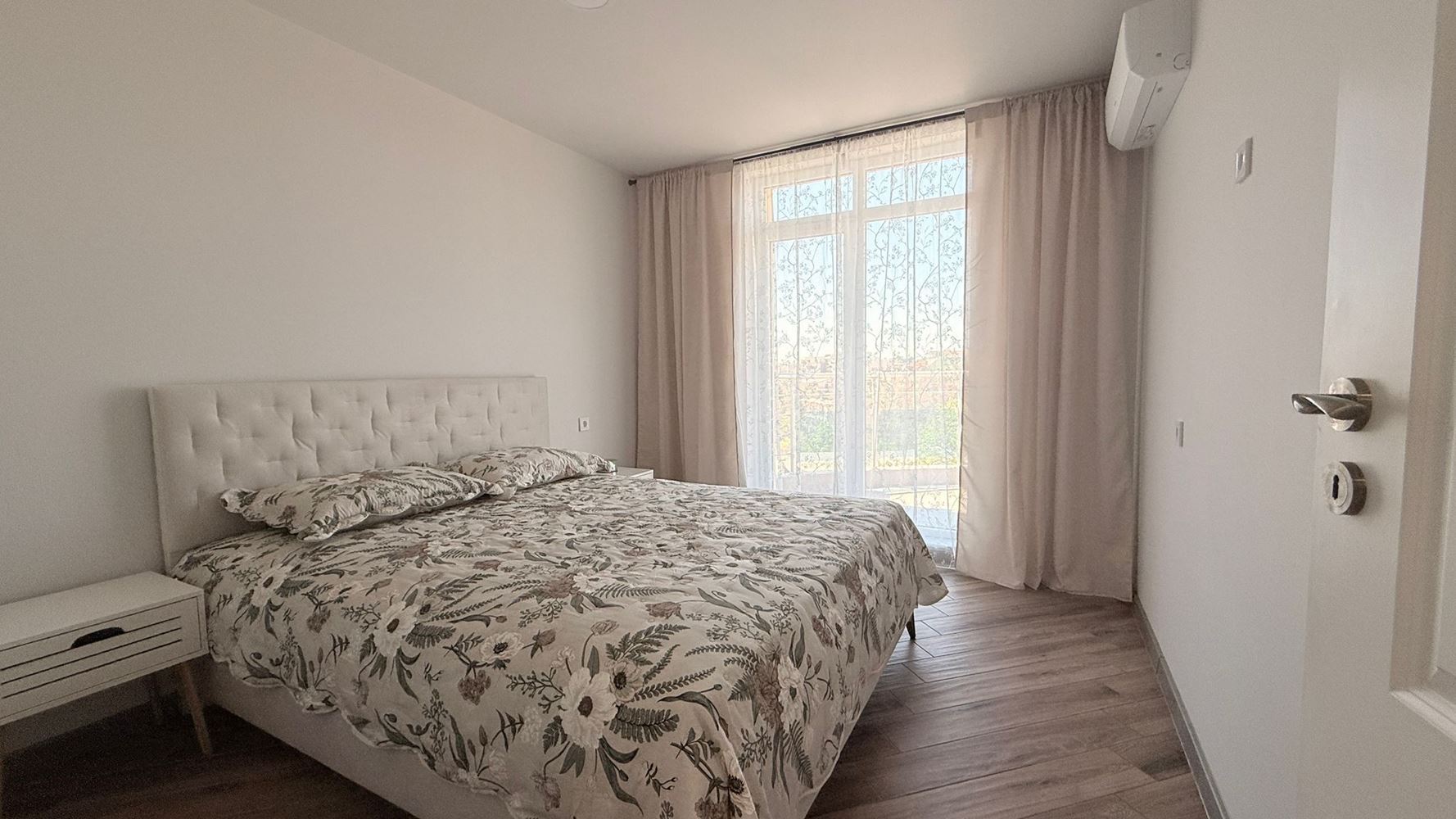 Luksusowy apartament z trzema sypialniami na pierwszej linii w Rawdzie – przestrzeń, prestiż i imponująca morska panorama