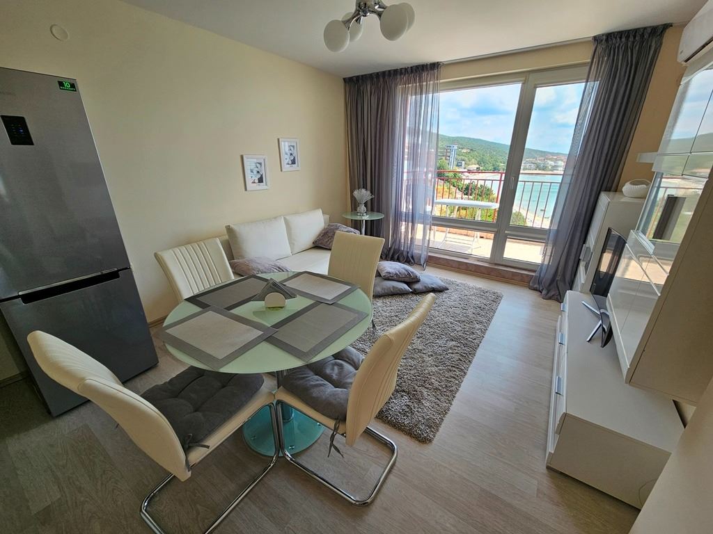 Luksusowy apartament panoramiczny na pierwszej linii morza z dwiema sypialniami i ogromnym tarasem