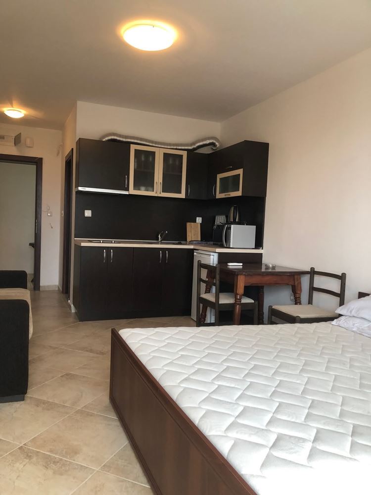 Meble studio w Ravadzie, zaledwie kilka kroków od południowej plaży – bez opłat eksploatacyjnych!