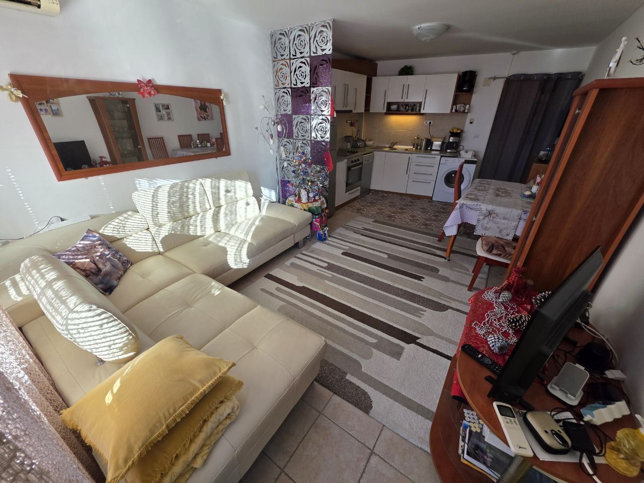 Przestronny apartament z dwiema sypialniami w przytulnym kompleksie 300 metrów od morza w Rawdzie