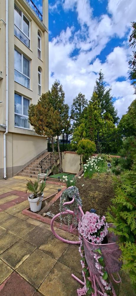 Komfort i funkcjonalność nad morzem – w pełni umeblowany apartament z jedną sypialnią w Świętym Własie