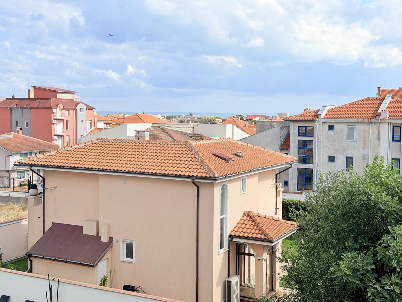 Apartament z trzema pokojami w Rawdzie z widokiem na morze i bez opłaty za utrzymanie! 