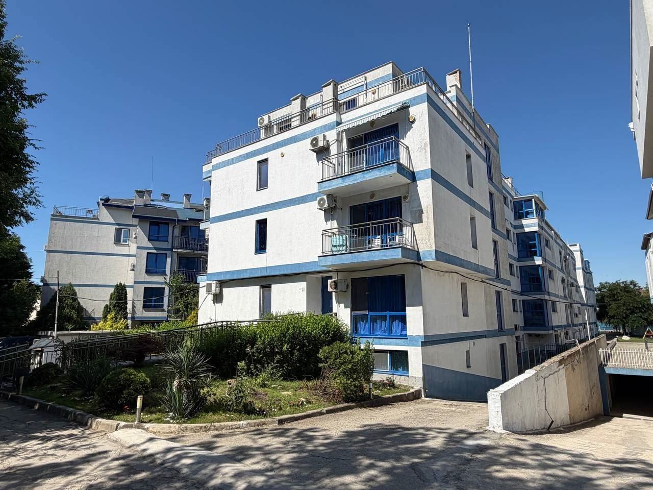 Apartament z jedną sypialnią na pierwszej linii brzegowej w Pomorie – panoramiczny widok na morze i basen
