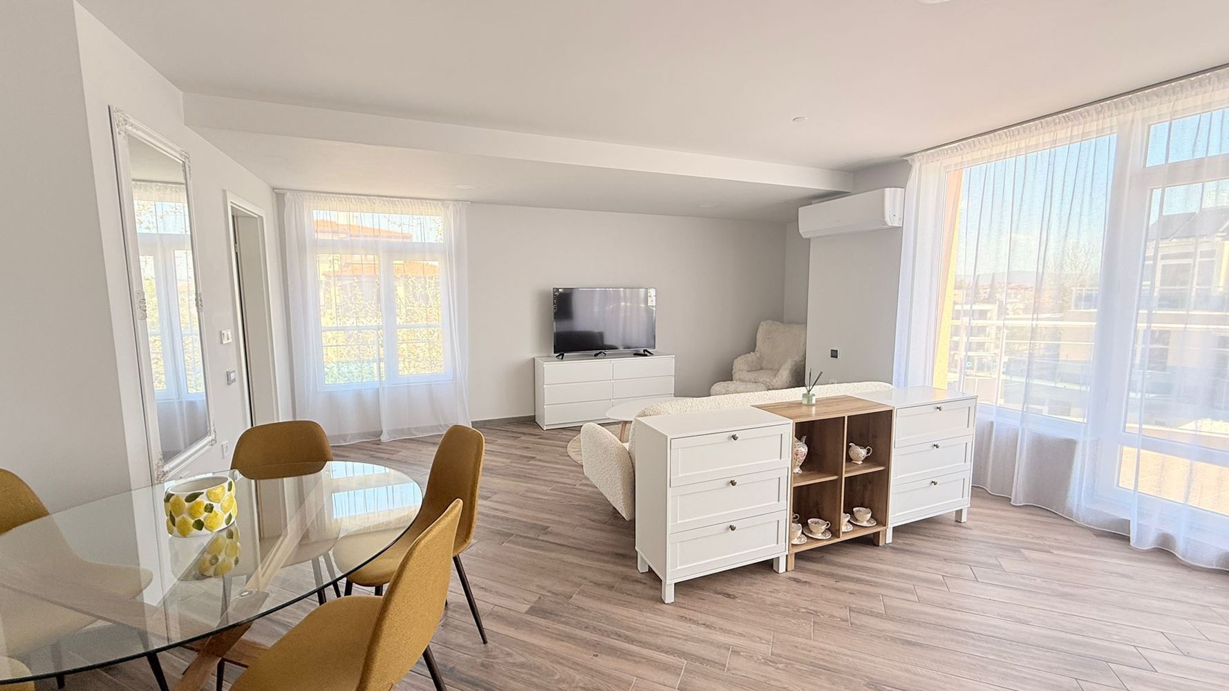 Luksusowy apartament z trzema sypialniami na pierwszej linii w Rawdzie – przestrzeń, prestiż i imponująca morska panorama