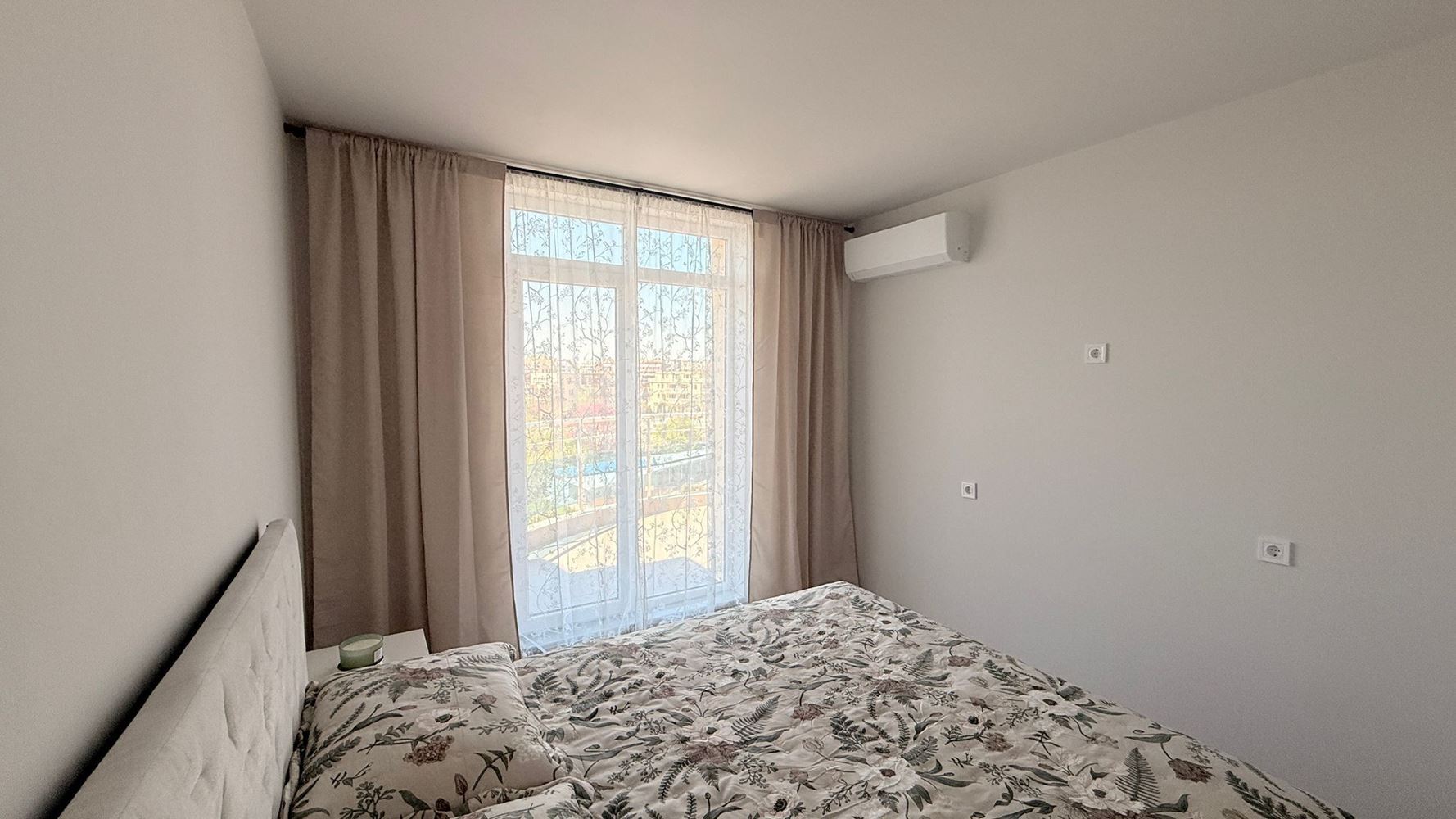 Luksusowy apartament z trzema sypialniami na pierwszej linii w Rawdzie – przestrzeń, prestiż i imponująca morska panorama