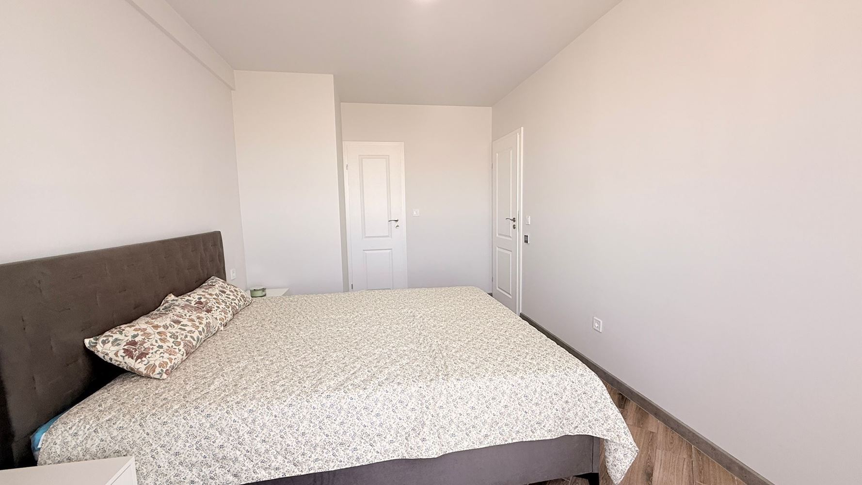 Luksusowy apartament z trzema sypialniami na pierwszej linii w Rawdzie – przestrzeń, prestiż i imponująca morska panorama