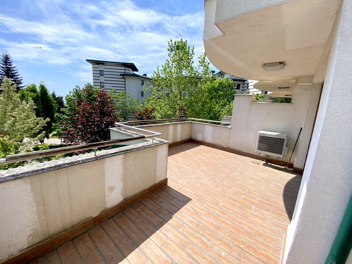 Mieszkanie dwupokojowe (z jedną sypialnią) w pierwszej linii morza w Ravda – luksus, natura i widok na basen