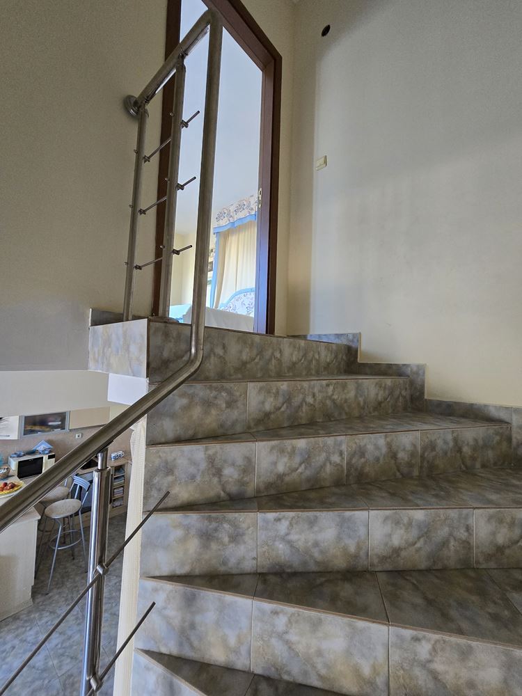 Dwupoziomowy apartament z pięknym widokiem na morze w Słonecznym Brzegu – doskonała lokalizacja zaledwie 200 metrów od plaży