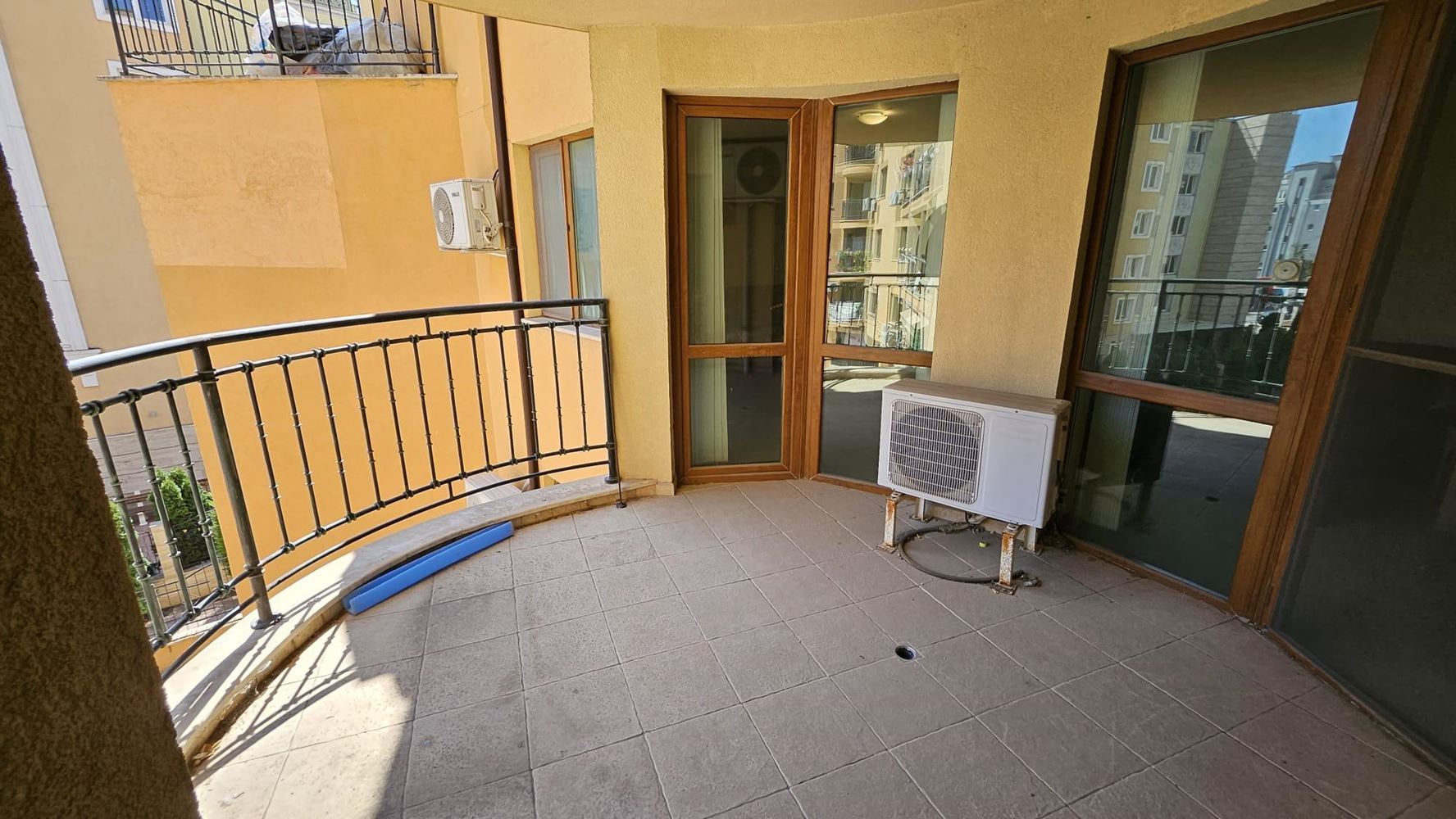 Apartament z dwiema sypialniami o doskonałej powierzchni i niskiej opłacie za utrzymanie w Słonecznym Brzegu