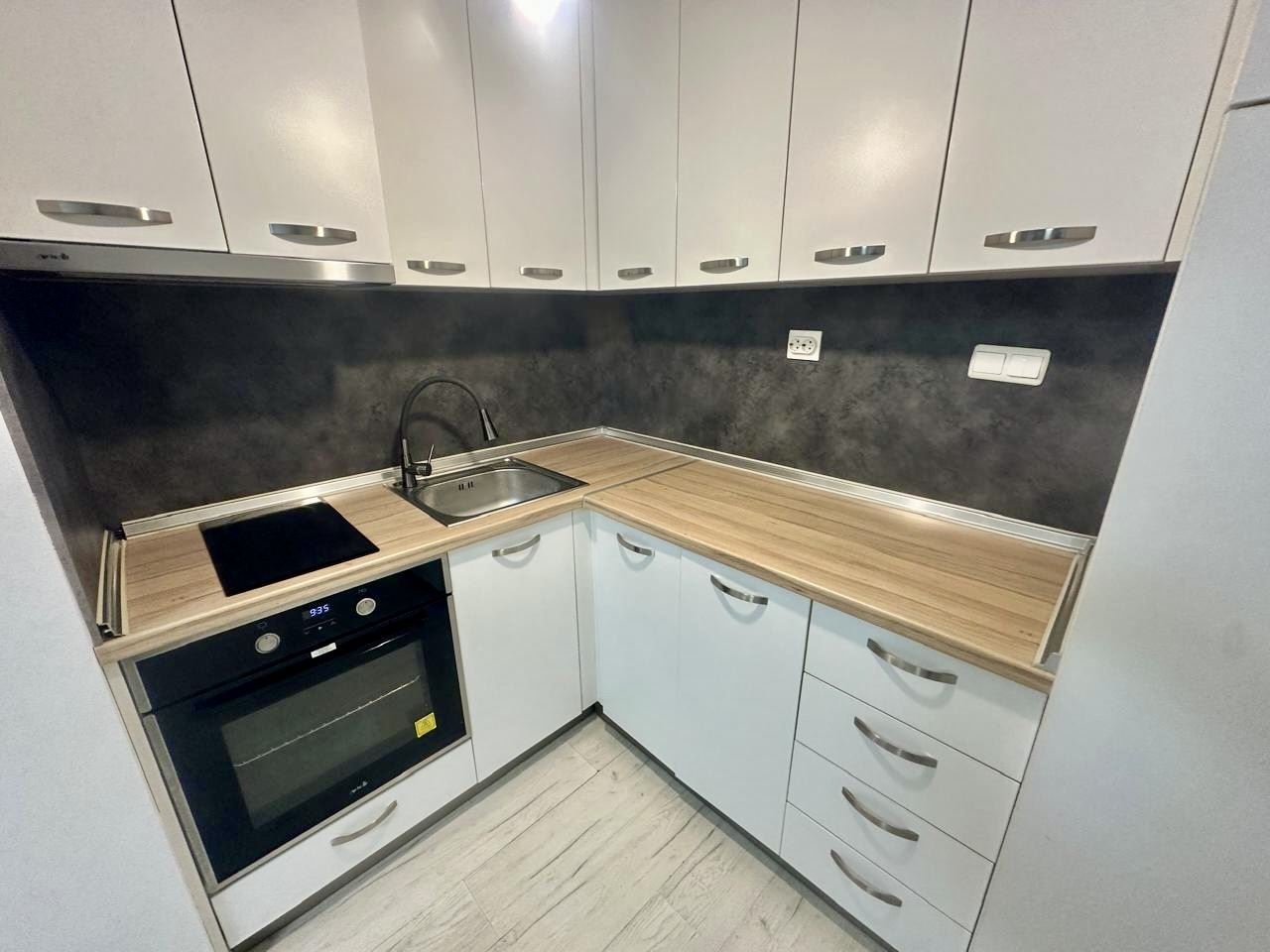 Przestronne studio na parterze z tarasem i możliwością przerobienia na mieszkanie z jedną sypialnią – tylko 300 m od morza