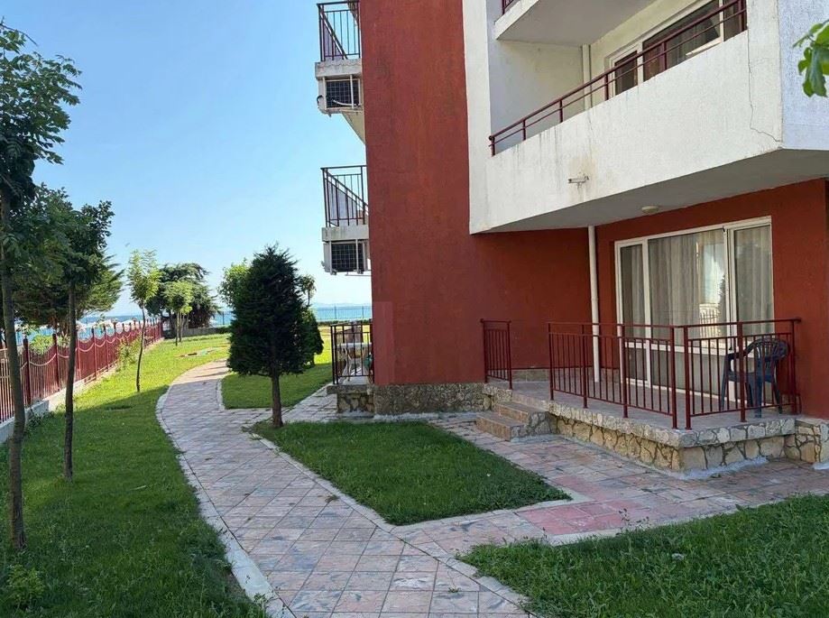 Apartament w pierwszej linii brzegowej w Elenite – generalny remont, prąd do użytku mieszkalnego i bezpośredni dostęp do plaży