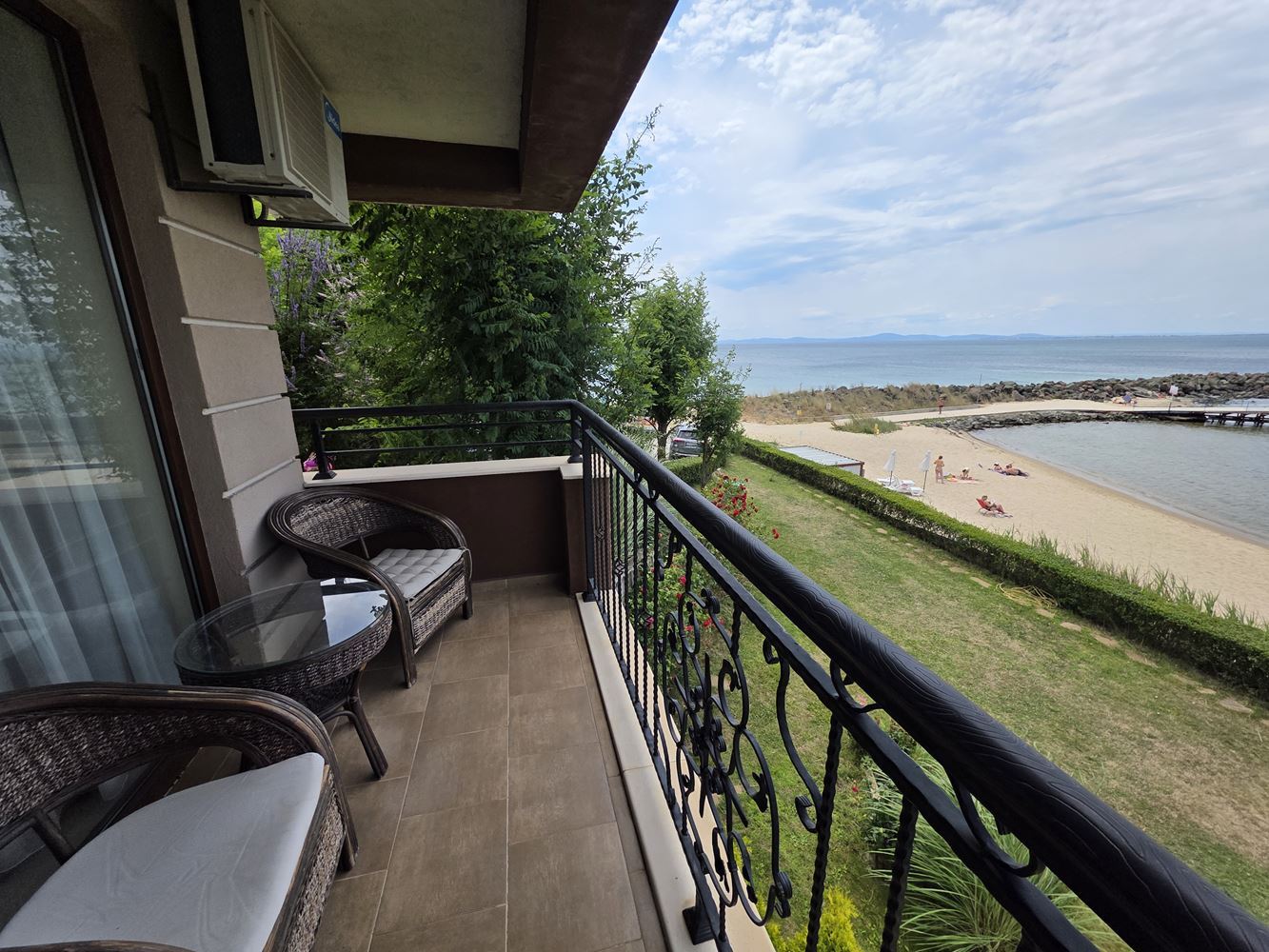 Apartament z jedną sypialnią w pierwszej linii z frontalnym widokiem na morze w Nessebarze