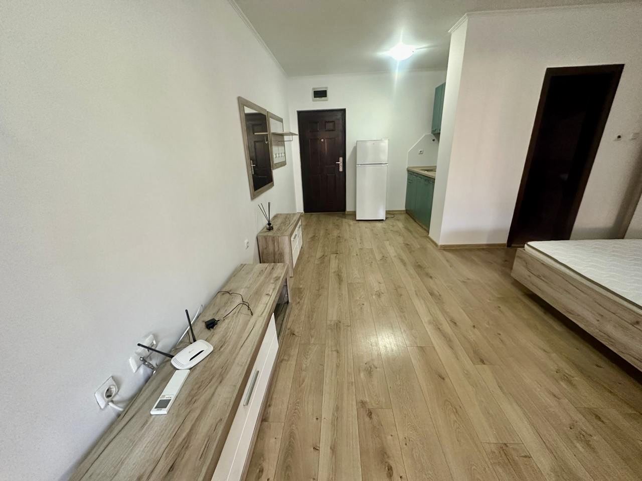 Przestronne studio na parterze z dużym tarasem i możliwością przerobienia na mieszkanie z jedną sypialnią – bezpieczeństwo i komfort w Nessebarze