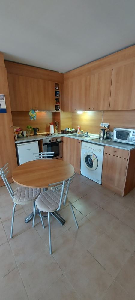 Przestronny apartament z dwiema sypialniami i widokiem na morze w pierwszej linii brzegowej – gotowy do zamieszkania