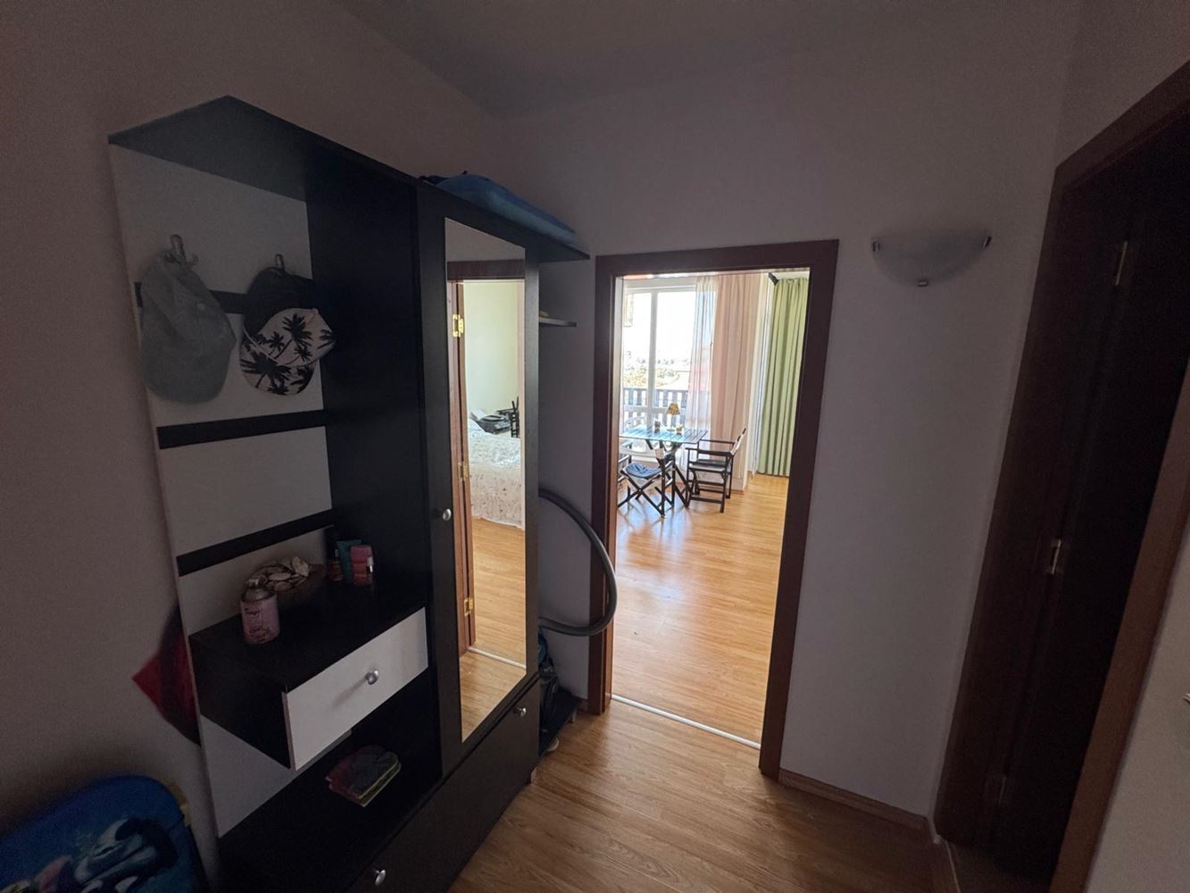 Przestronne studio z widokiem na morze i wydzieloną strefą sypialną w Achełoj