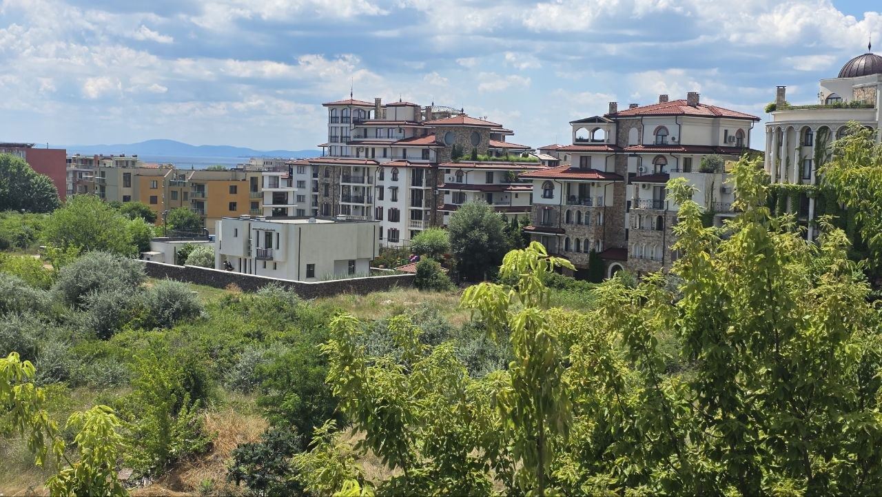 Przestronny apartament z dwiema sypialniami z częściowym widokiem na morze w prestiżowym kompleksie w Nesebyrze – gotowy dla swoich nowych właścicieli