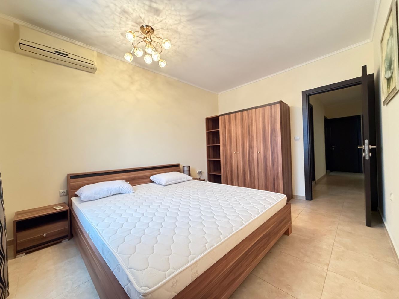 Apartament z dwiema sypialniami i widokiem na basen w Nesebyrze – przestrzeń, komfort i doskonała lokalizacja zaledwie 300 metrów od morza