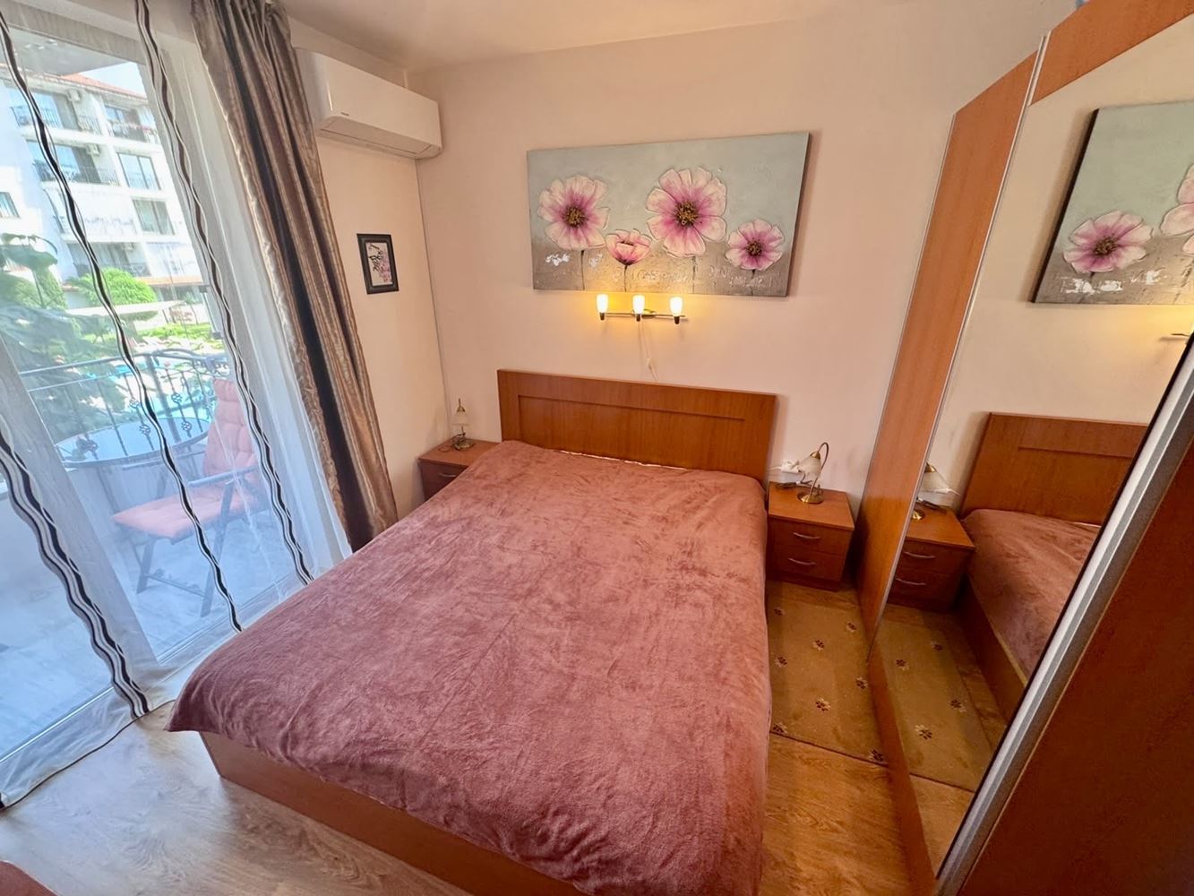 Komfortowy apartament z jedną sypialnią, przestronnym tarasem i widokiem na basen w luksusowym kompleksie w Nesebyrze