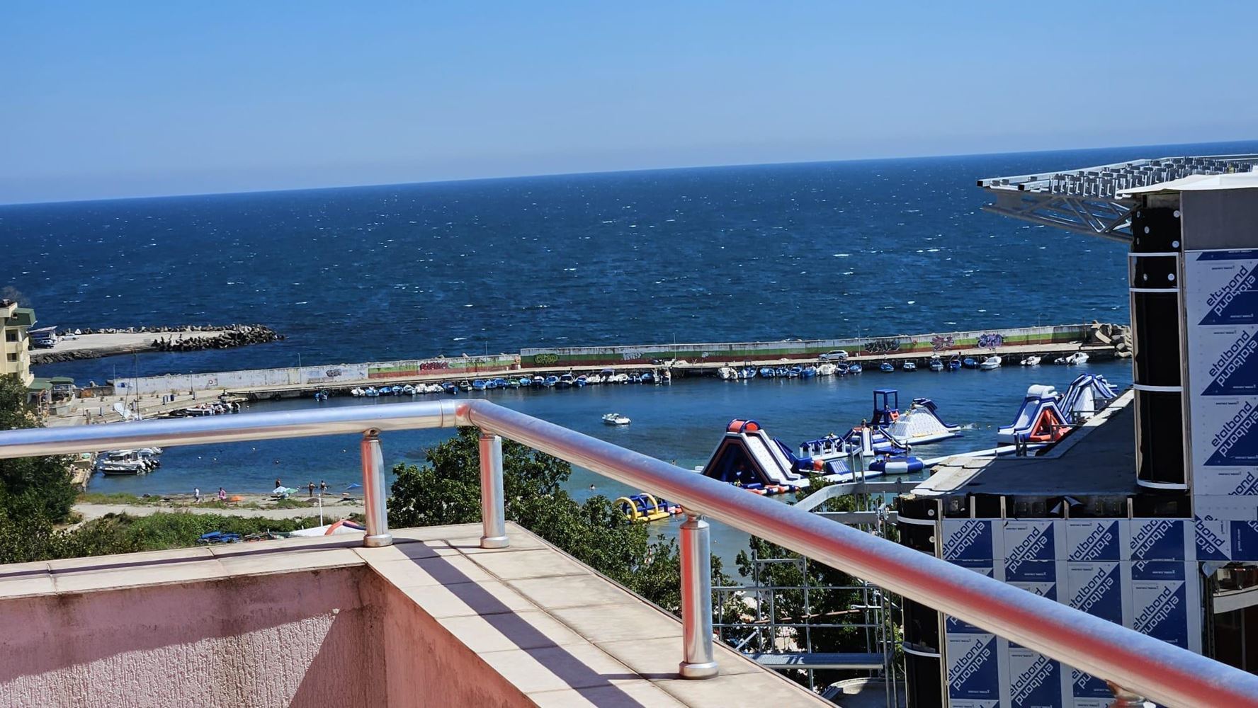 Apartament z dwiema sypialniami w pierwszej linii brzegowej w Kiten z panoramicznym widokiem na morze i imponującymi tarasami